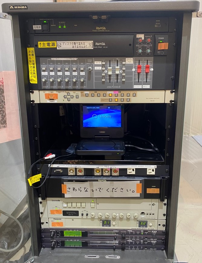 音響設備を写した多目的室の写真
