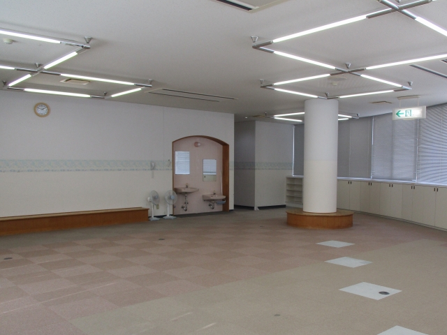 柱とドアが写っているプレイルームの写真