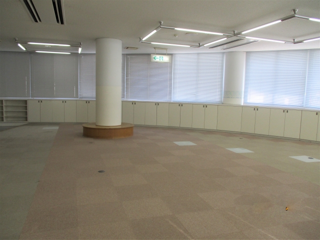 柱と大きな窓が写っている開放的なプレイルームの写真