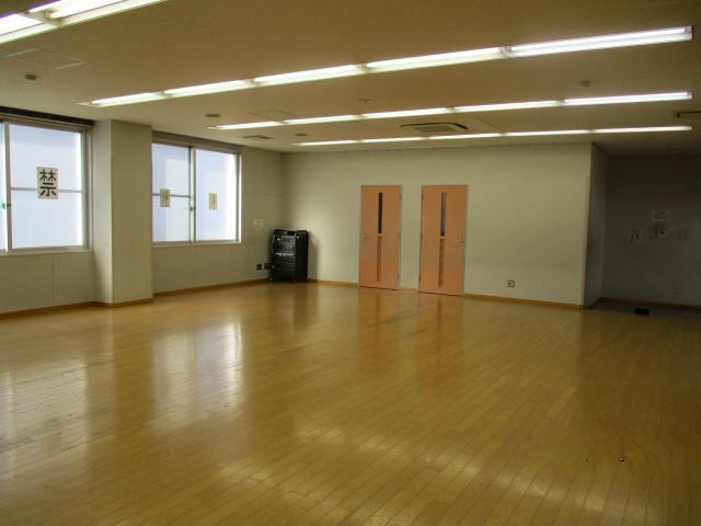 窓とアンプ、更衣室の扉を写した多目的室の写真