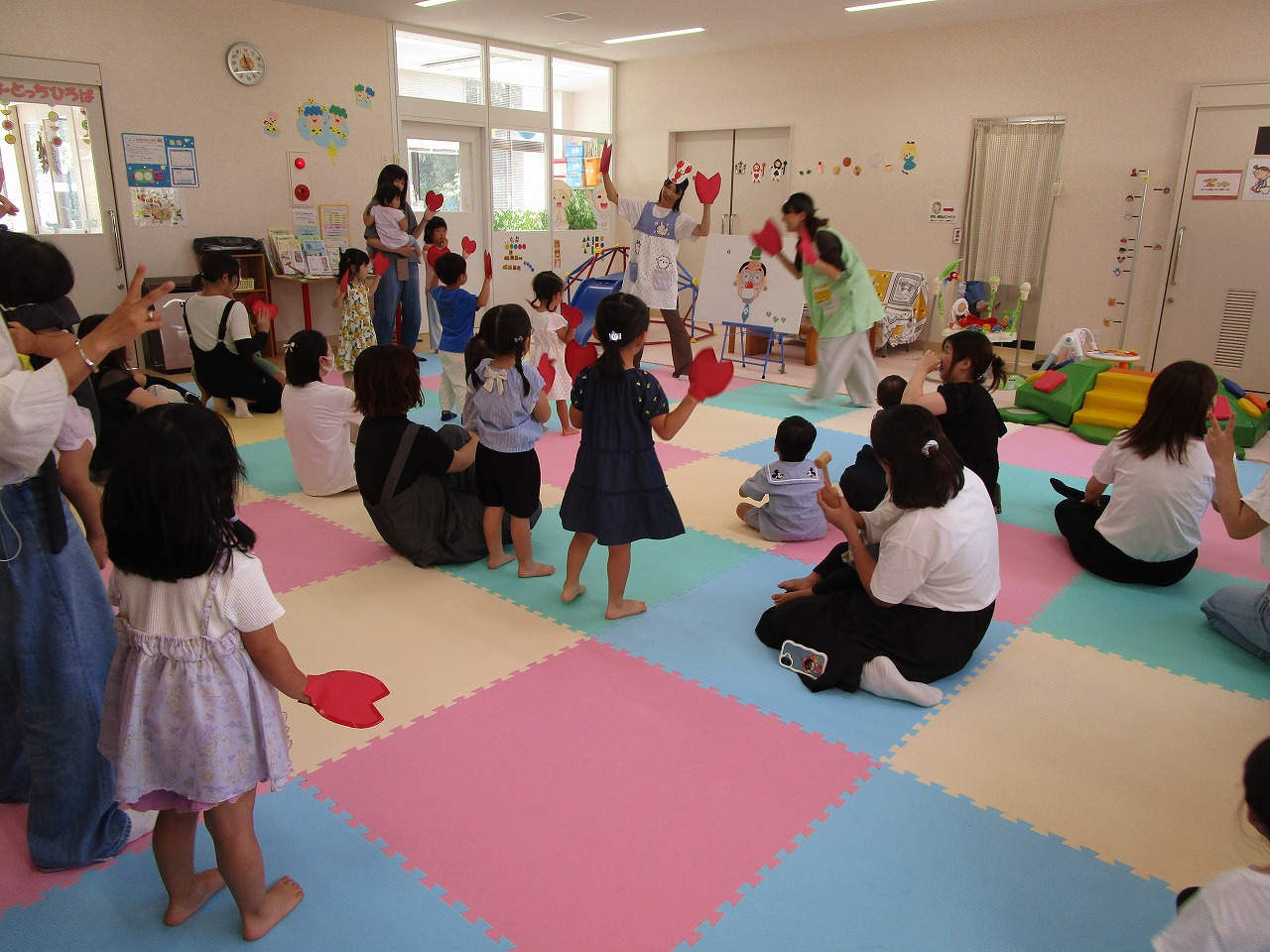 みんなでダンスをしている様子