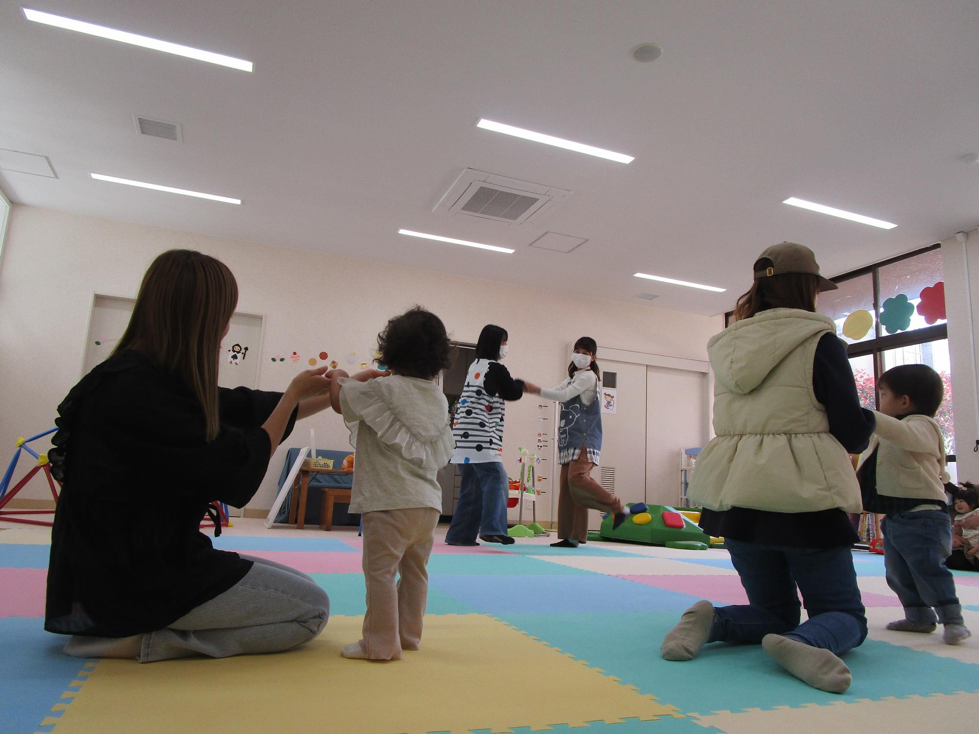 親子ふれあい遊びの様子