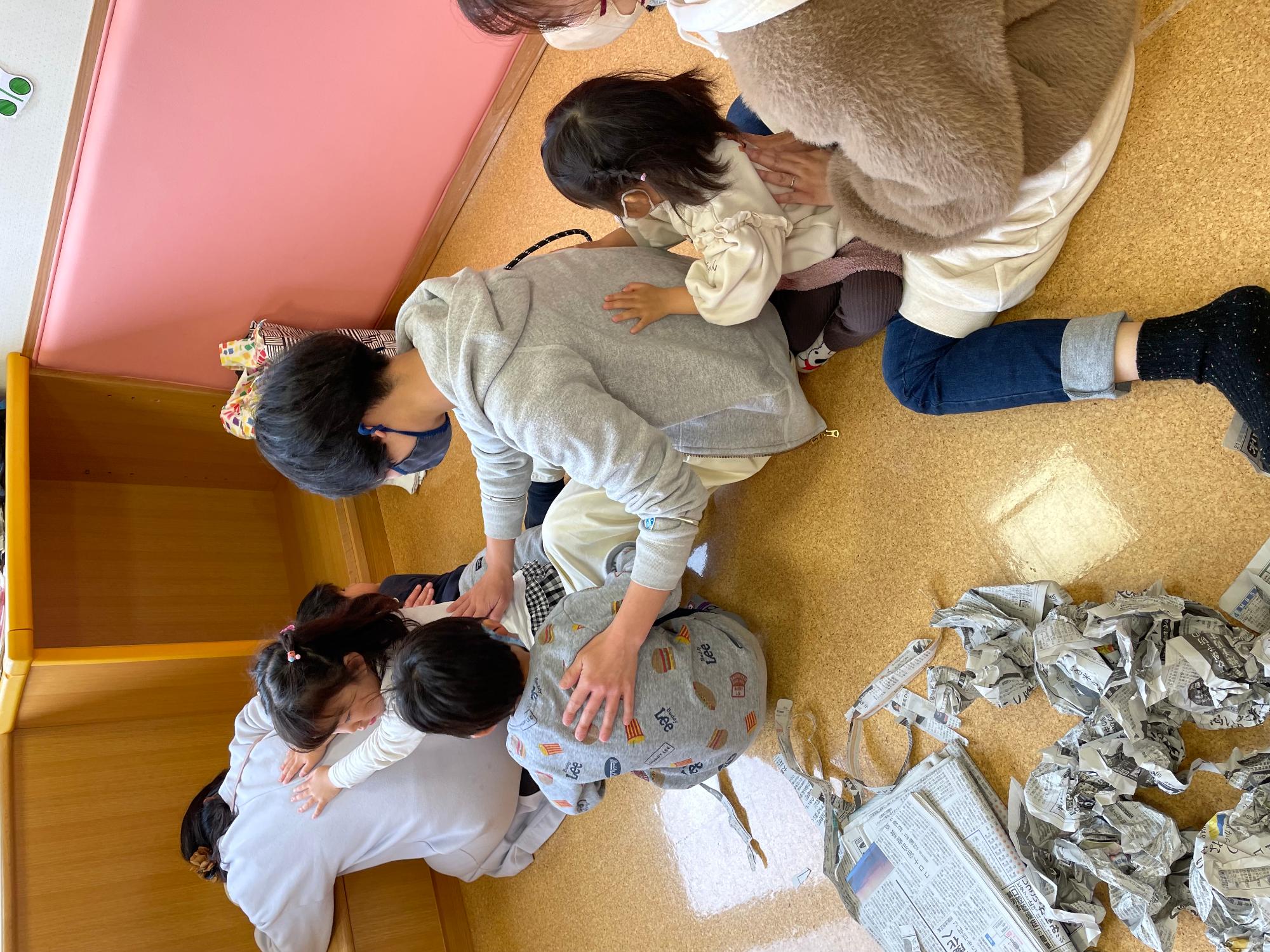 触れ合い遊びをしている様子