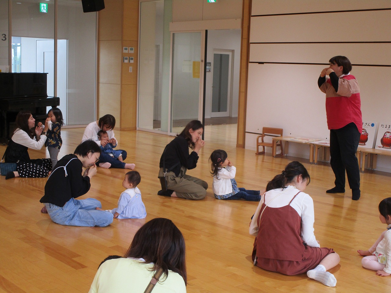 親子で歌を歌っている様子