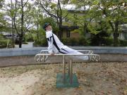 平行棒で運動をしている白いジャージを着た男性の写真