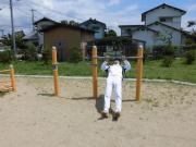 アームトレーナーで運動をしている白いジャージを着た男性の写真