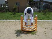 前屈台で運動をしている白いジャージを着た男性の写真