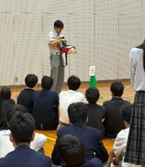 長坂中学校の生徒さんが心肺蘇生法の講習を受講している様子です。