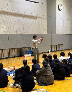 上野台中学校の生徒さんが心肺蘇生法を受講している様子です。