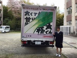 む