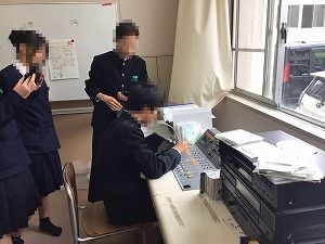 む
