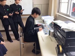 す