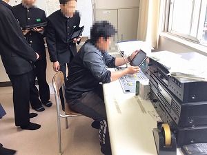 む