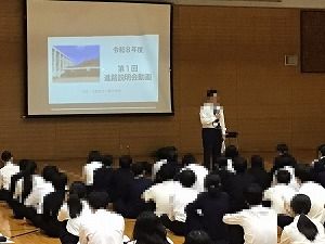 む