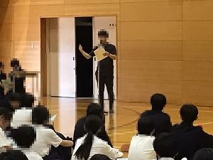 す