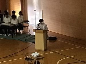 す