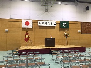 す