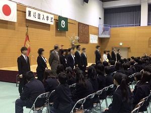 む