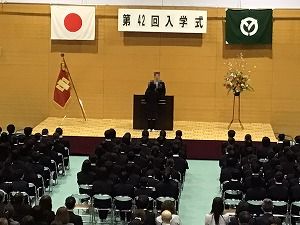 む