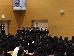 む