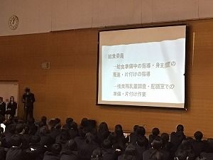 む