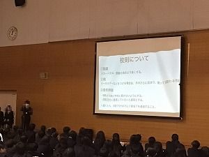 す