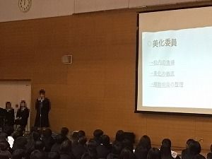 む