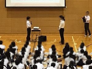む