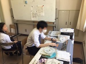 む