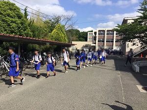 す