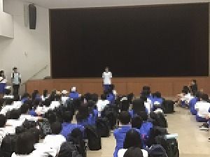 む
