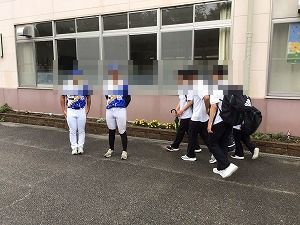 む