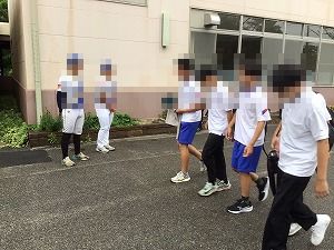 す