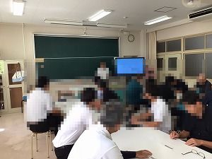 む