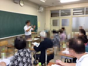 む