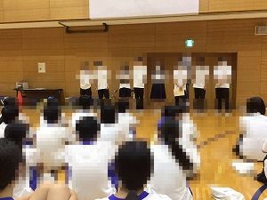 む
