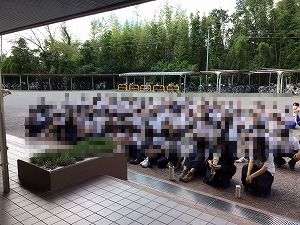 す