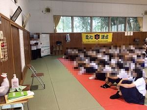 す