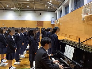 校歌斉唱