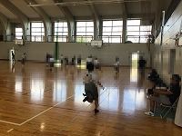 と