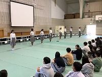 せ