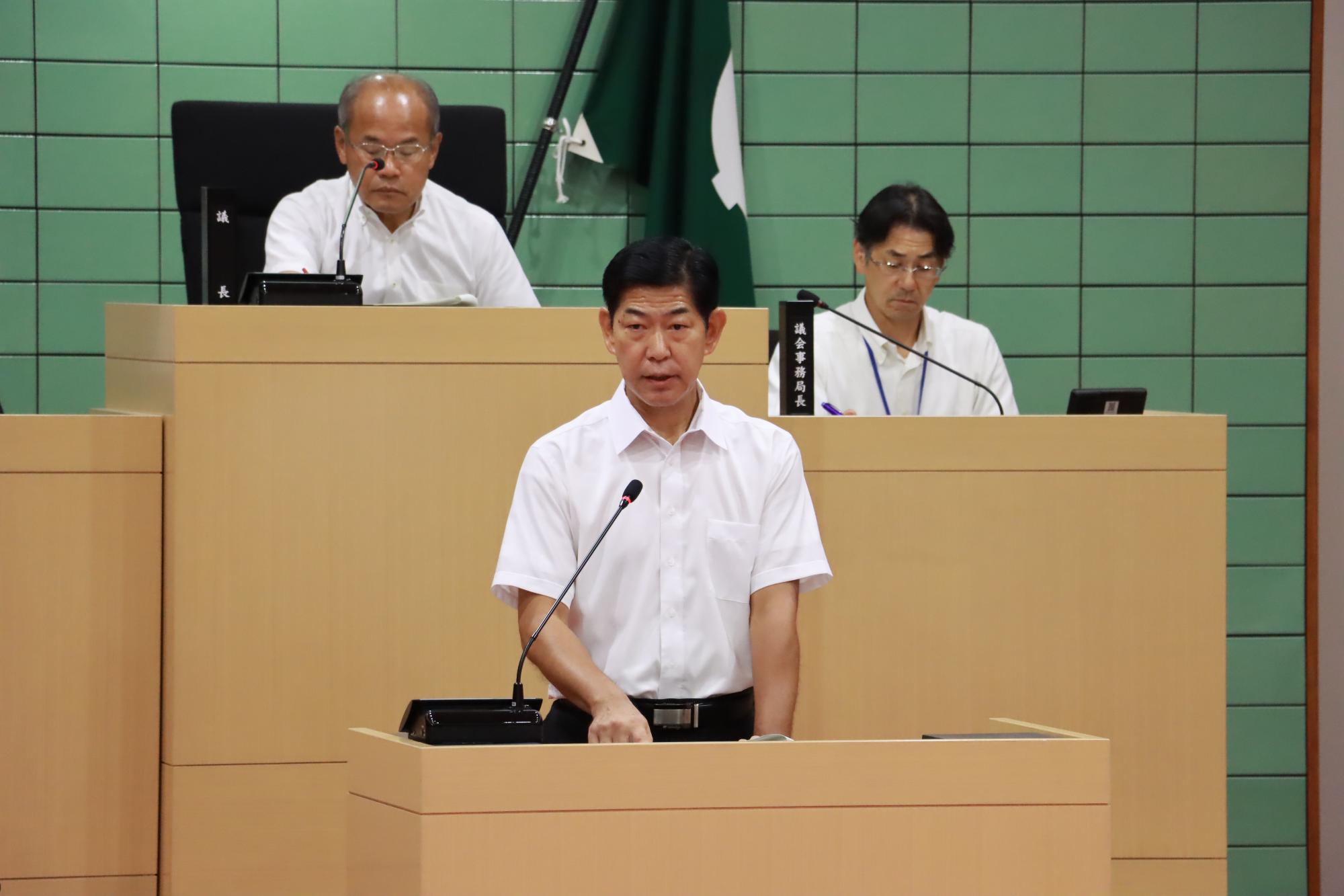 令和5年9月の三田市議会定例会における市長所信表明でマイクの前に立つ市長の写真