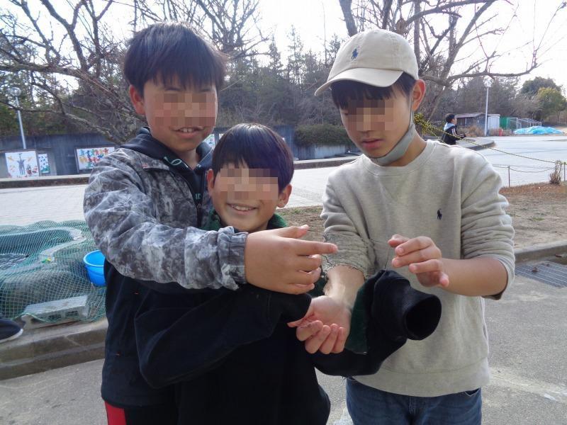 20260113tsutsuji5nenikenokooriwohakaru