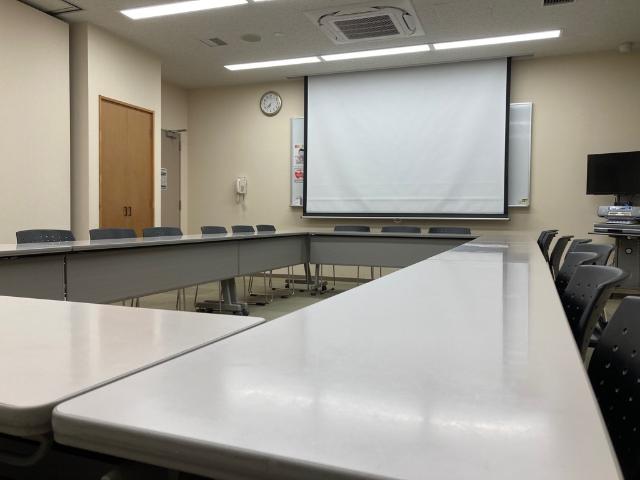 小会議室を北向きに撮影した写真