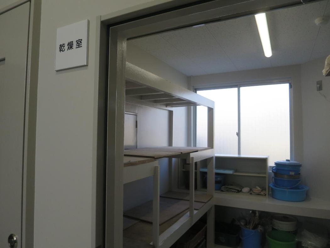 左手に棚を有した乾燥室を写した写真