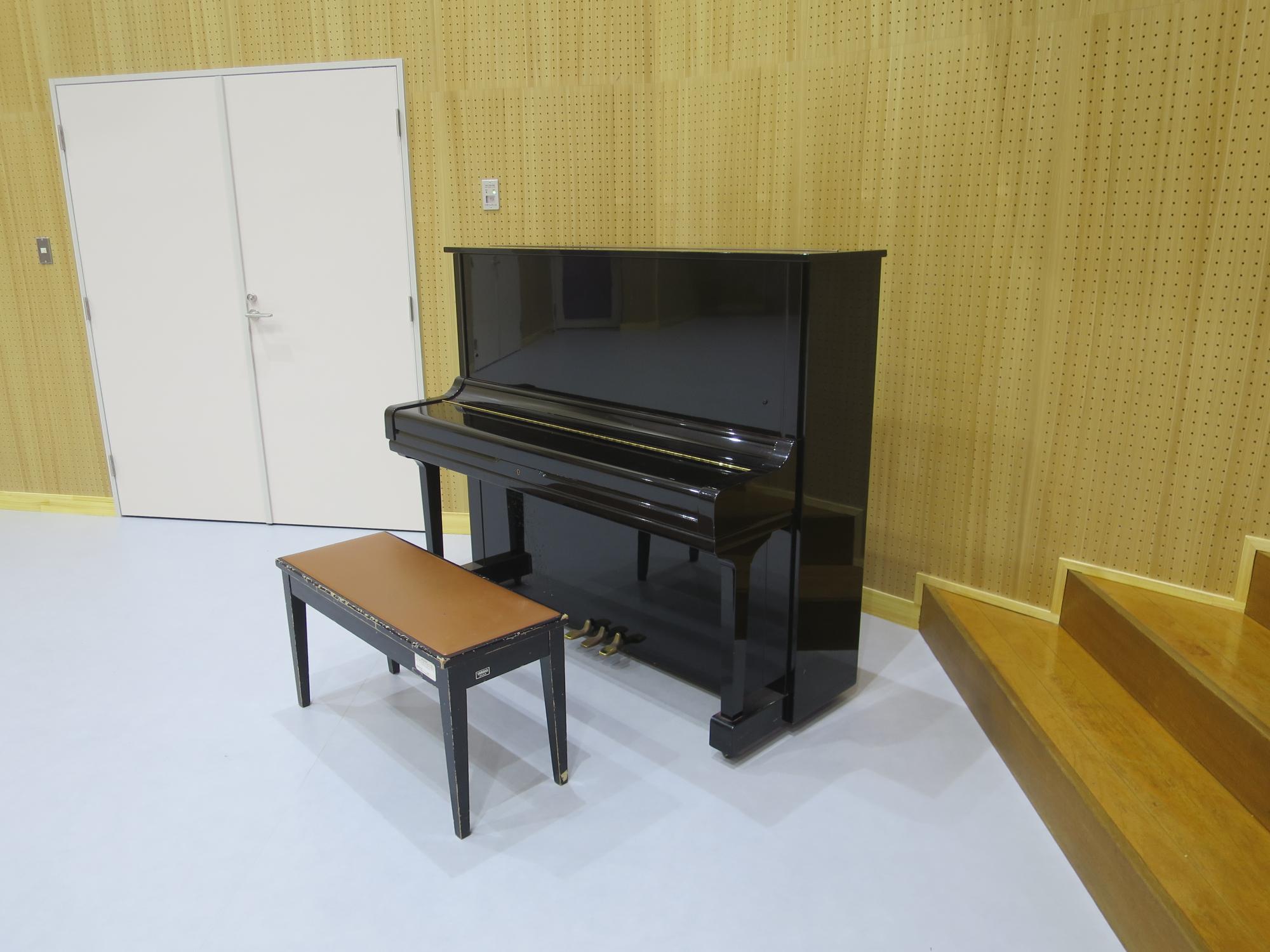 大集会場の備品であるアップライトピアノを写した写真