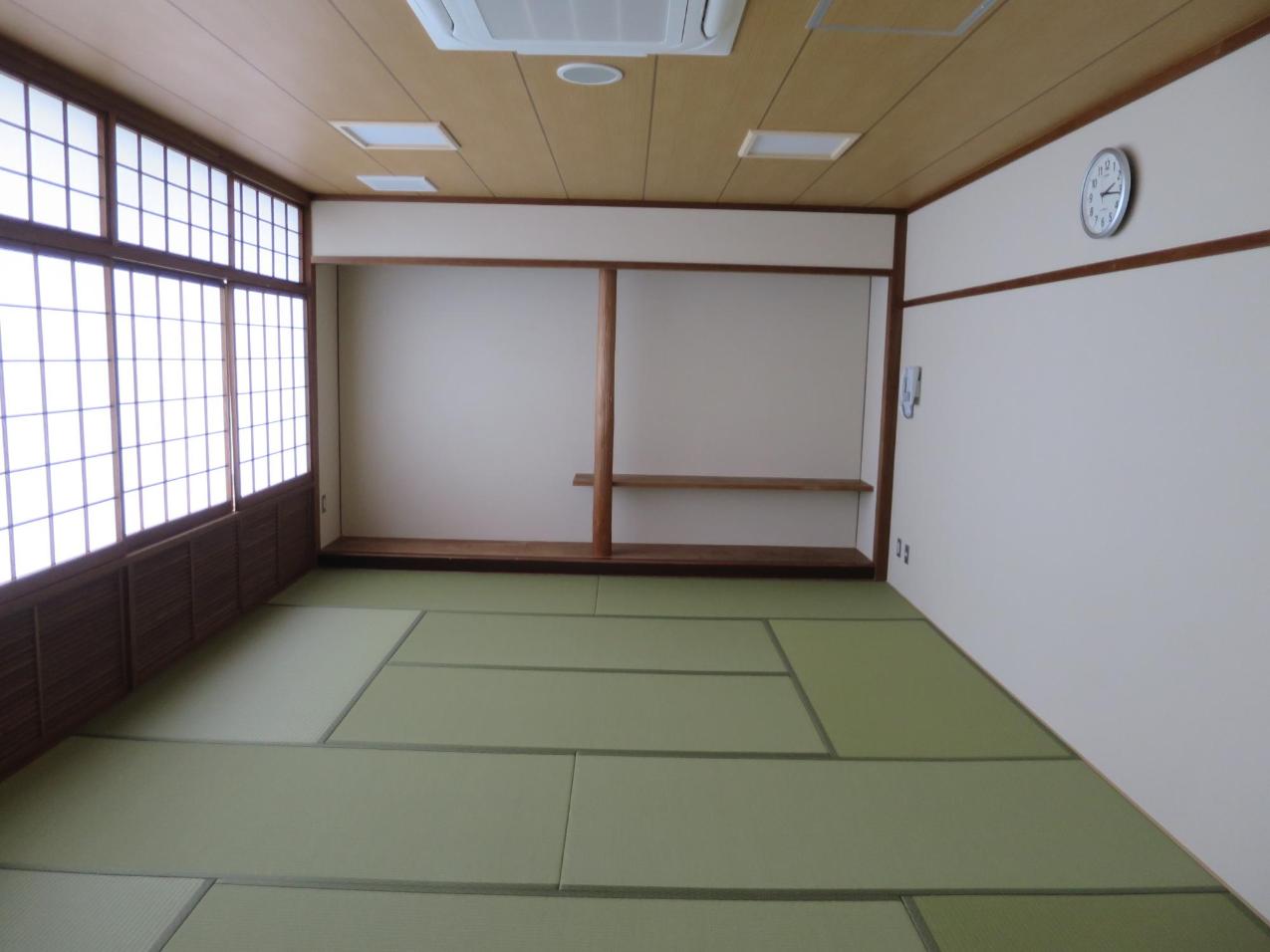 正面に床の間、左手に障子を入り口から写した和室の写真