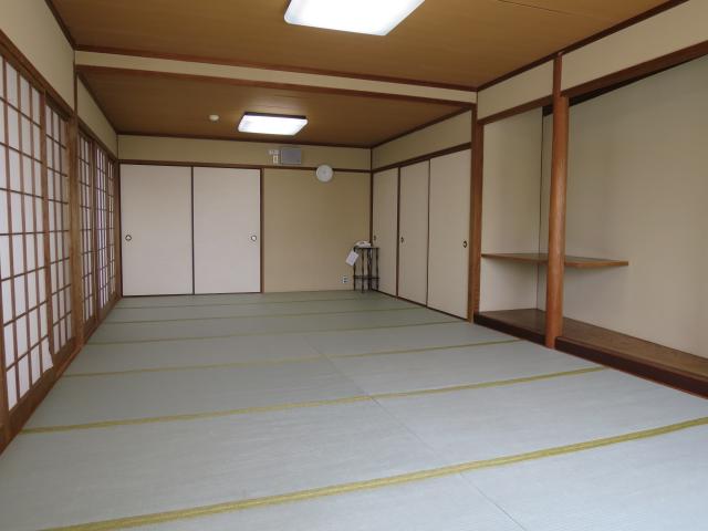 襖、障子、床の間が設けられた14畳の第2和室を写した写真
