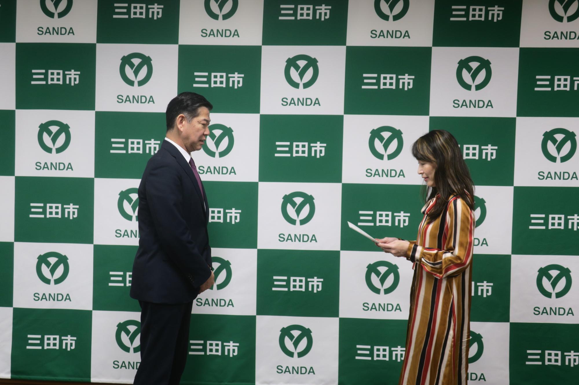 清水委員長が森市長へ答申書を手交する様子