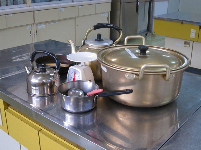 やかんや鍋を写した調理実習室の写真